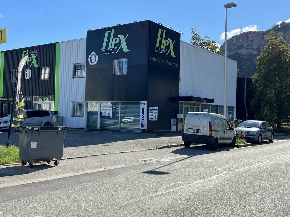123 COMMERCES LOCATION-LOCAL COMMERCIAL-ECHIROLLES-38