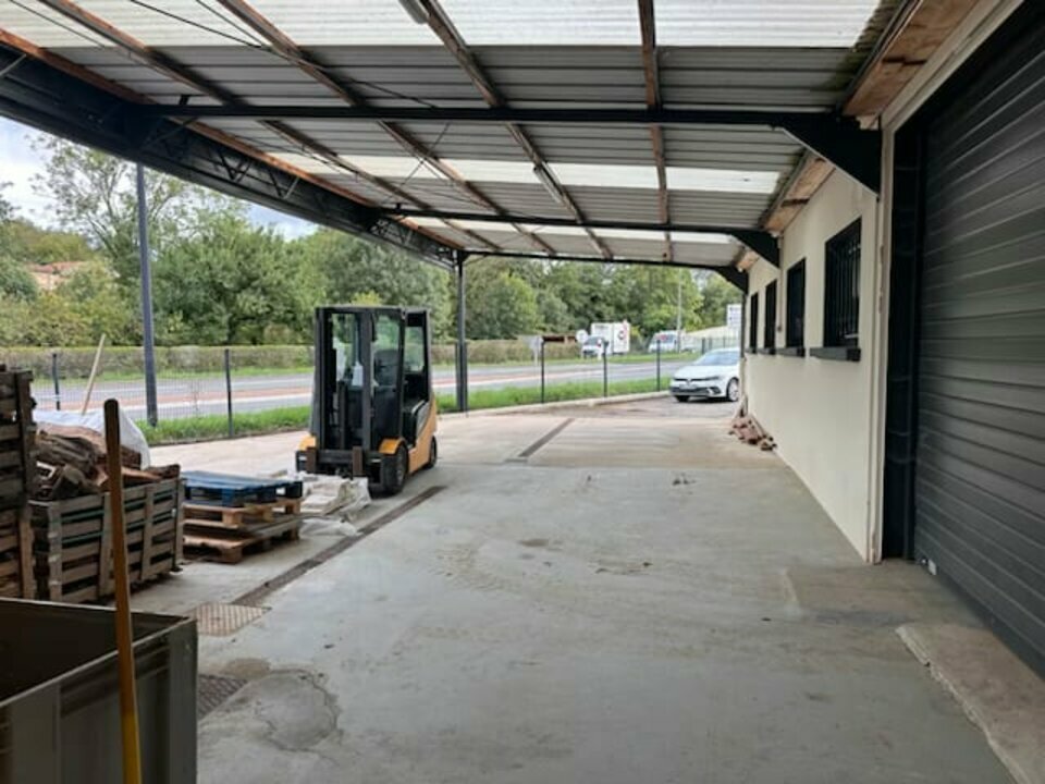 SAS VERSION LOCAL LOCATION-ENTREPOT-PORTE_DES_PIERRES_DOREES-69