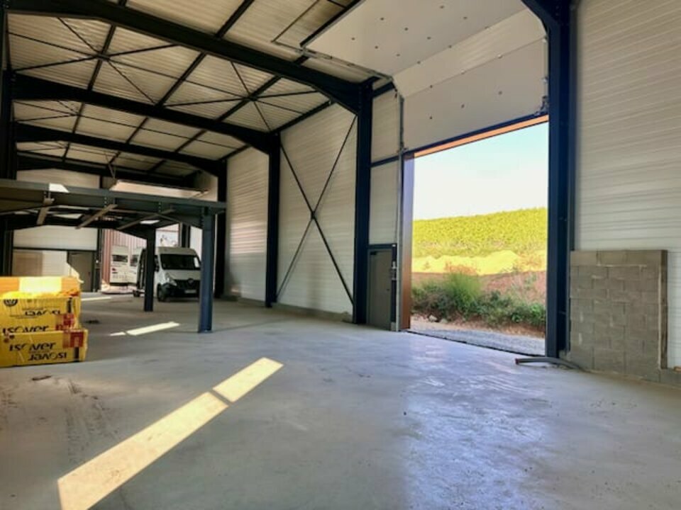SAS VERSION LOCAL LOCATION-ENTREPOT-PORTE_DES_PIERRES_DOREES_-69