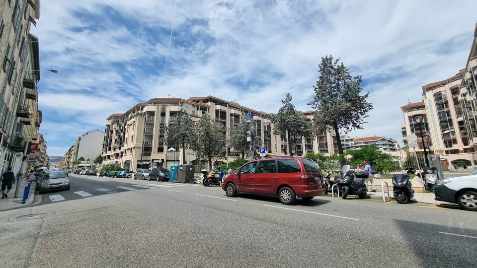 LIBERTE COMMERCES CESSION-LOCAL COMMERCIAL-NICE-06