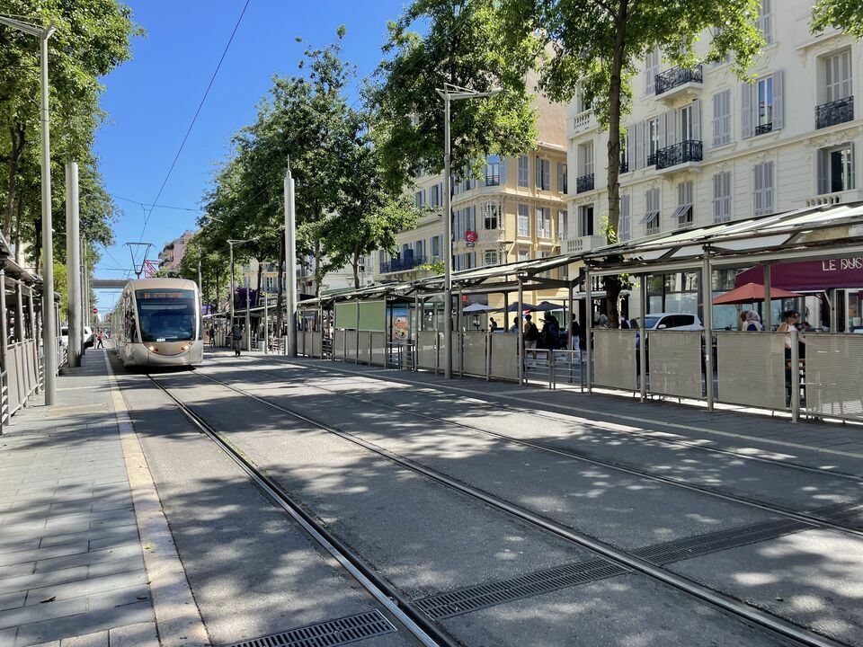 LIBERTE COMMERCES CESSION-LOCAL COMMERCIAL-NICE-06