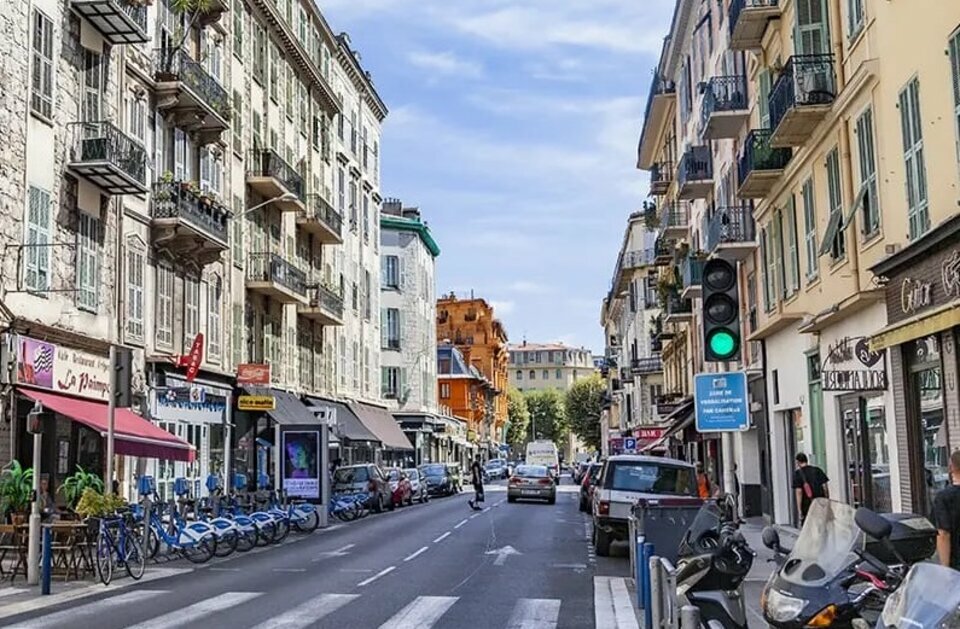 LIBERTE COMMERCES CESSION-LOCAL COMMERCIAL-NICE-06