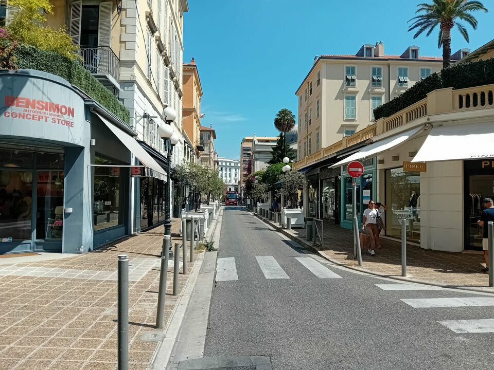 LIBERTE COMMERCES CESSION-LOCAL COMMERCIAL-NICE-06