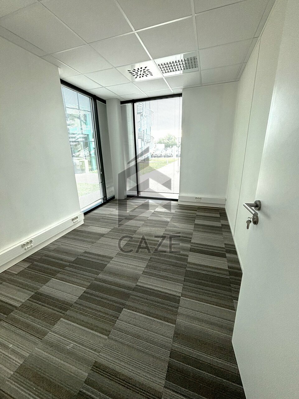 CAZE IMMOBILIER LOCATION-BUREAUX-ARTIGUES_PRES_BORDEAUX-33