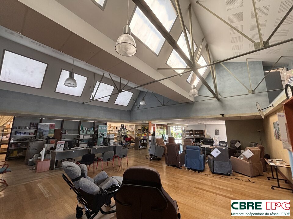 CBRE IPC LOCATION-LOCAL COMMERCIAL-PAU-64
