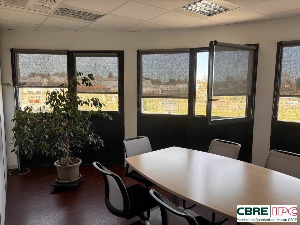 CBRE IPC LOCATION-BUREAUX-DAX-40