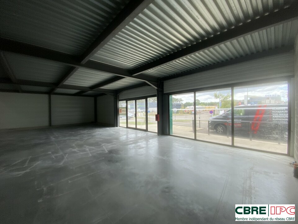CBRE IPC LOCATION-LOCAL COMMERCIAL-MEES-40