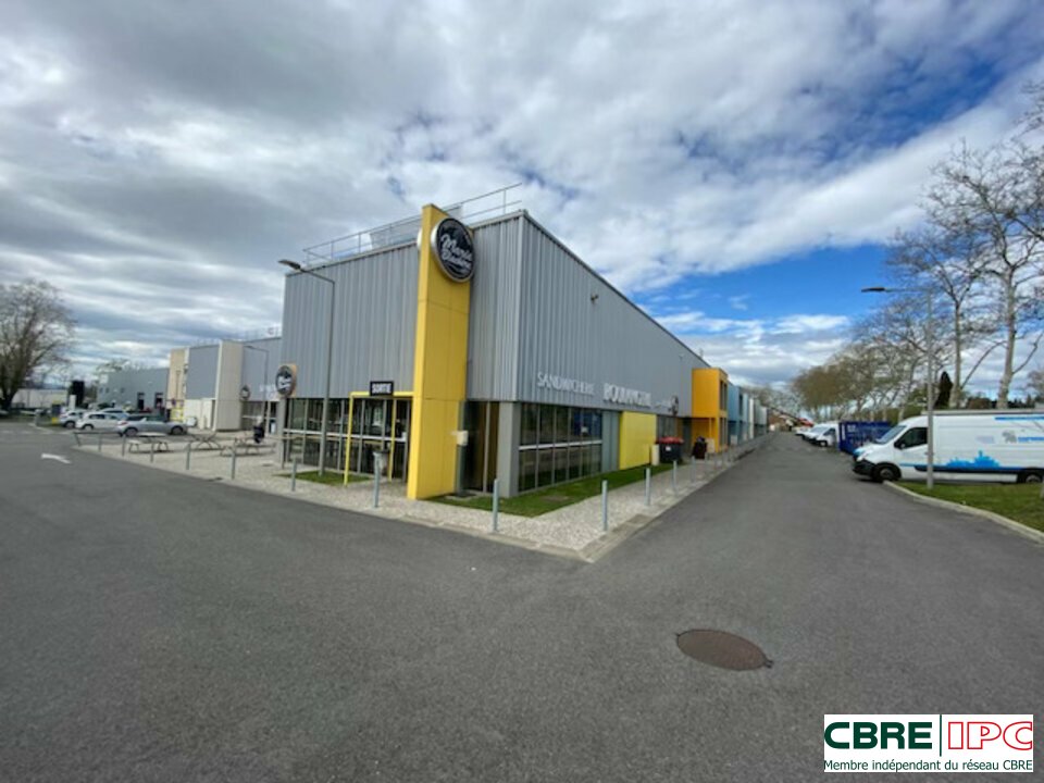 CBRE IPC LOCATION-LOCAL COMMERCIAL-PAU-64