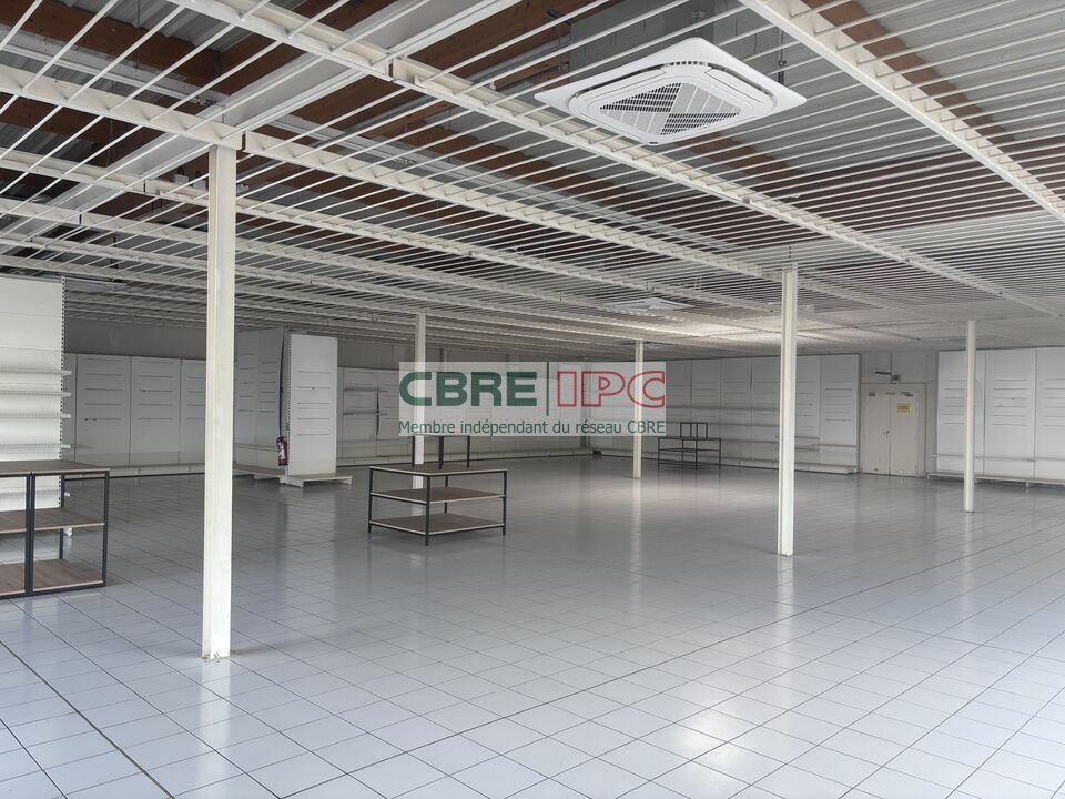 CBRE IPC LOCATION-LOCAL COMMERCIAL-LESCAR-64