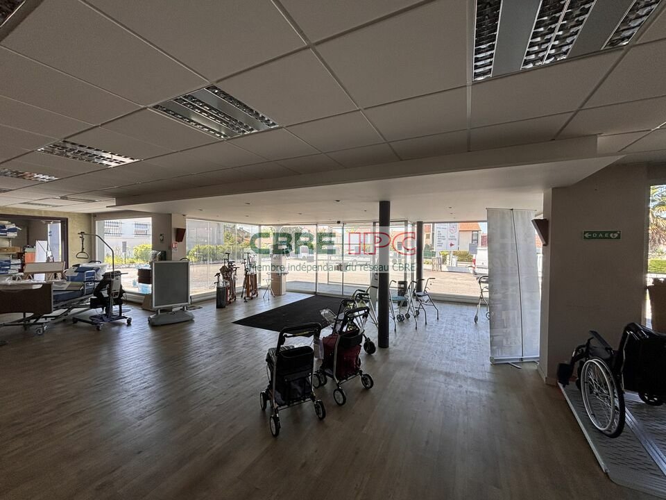 CBRE IPC LOCATION-LOCAL COMMERCIAL-PAU-64