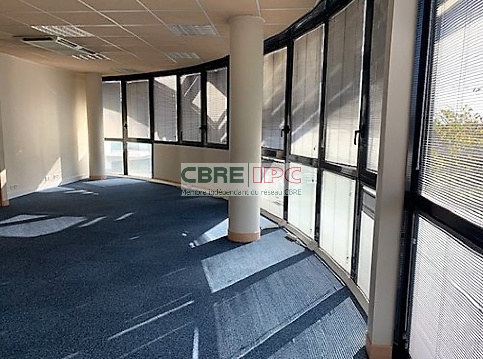 CBRE IPC LOCATION-BUREAUX-PAU-64