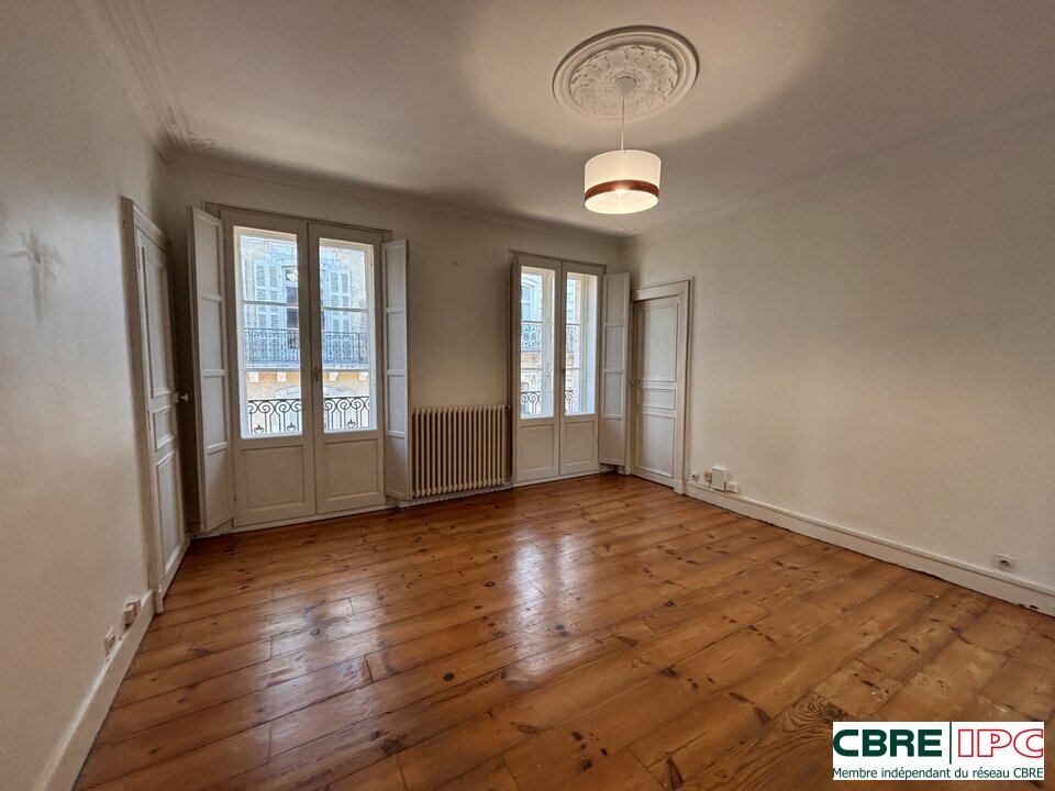 CBRE IPC LOCATION-BUREAUX-PAU-64