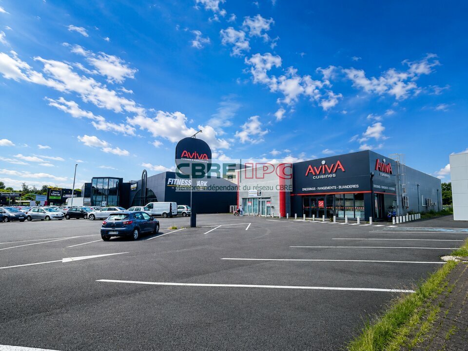 CBRE IPC LOCATION-LOCAL COMMERCIAL-LONS-64