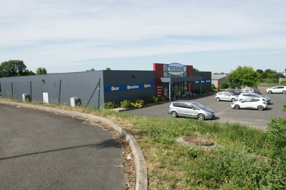 ARTHUR LOYD POITOU VENDEE LOCATION-LOCAL COMMERCIAL-AZAY_LE_BRULE-79