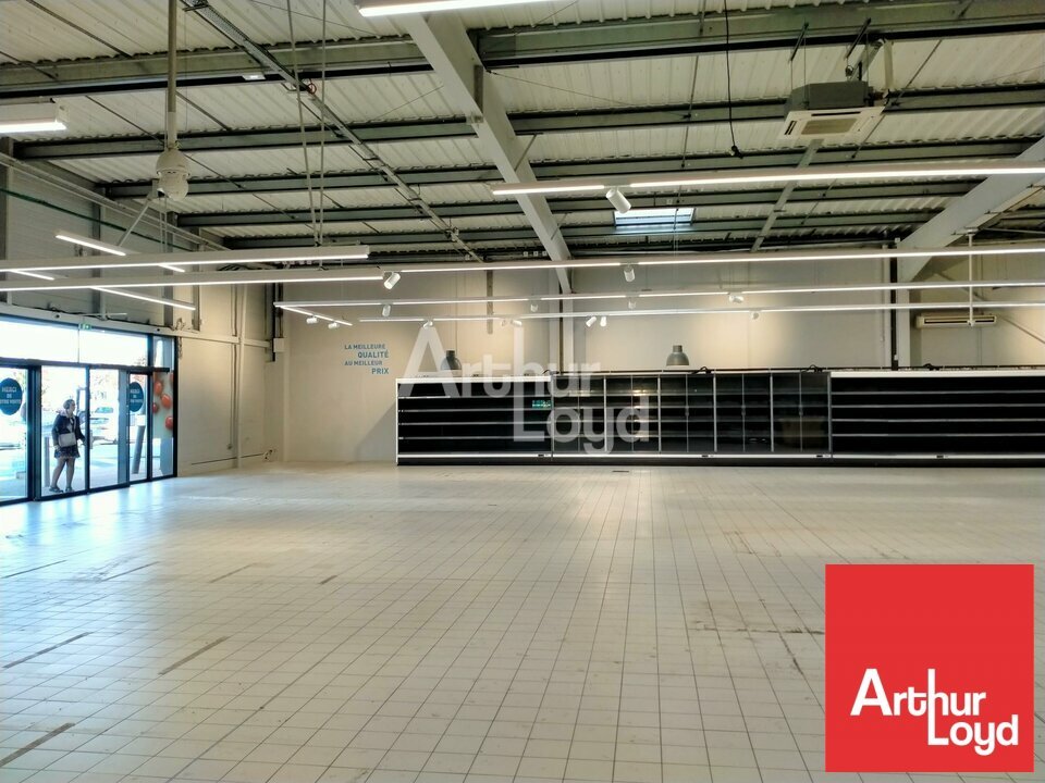 ARTHUR LOYD POITOU VENDEE LOCATION-LOCAL COMMERCIAL-VOUILLE-86