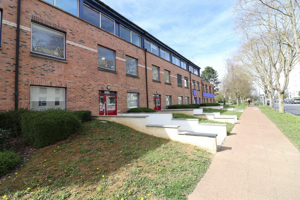 ERCINEA LOCATION-LOCAL COMMERCIAL-CERGY-95
