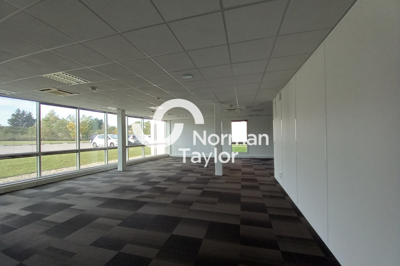 NORMAN TAYLOR LYON LOCATION-BUREAUX-SAINT_PRIEST-69