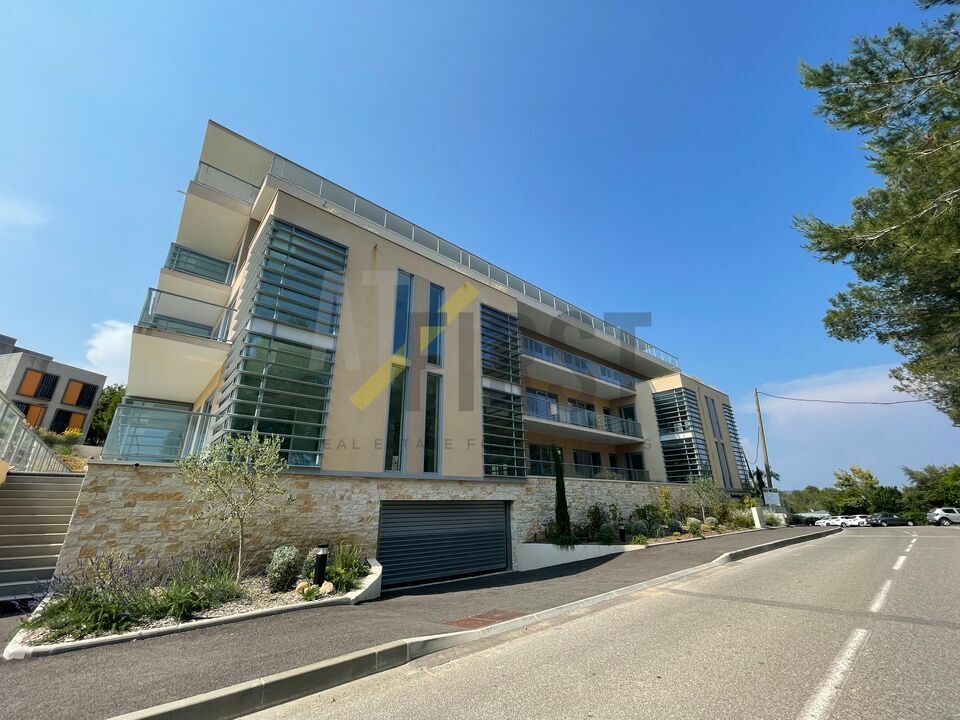 AT FIRST LOCATION-BUREAUX-BIOT-06
