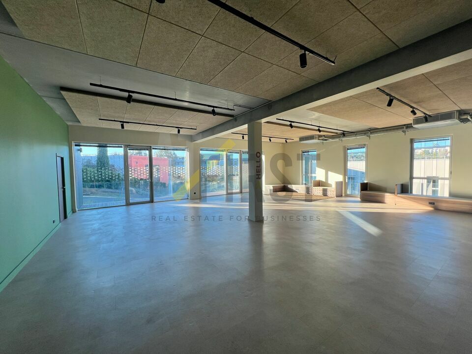 AT FIRST LOCATION-BUREAUX-BIOT-06