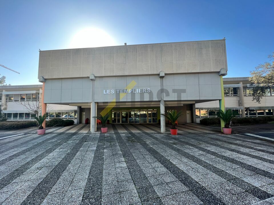 AT FIRST LOCATION-BUREAUX-BIOT-06