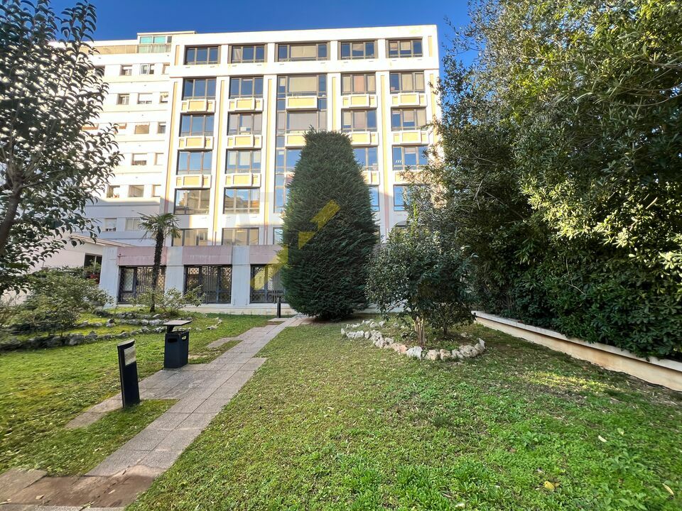 AT FIRST LOCATION-BUREAUX-CANNES-06