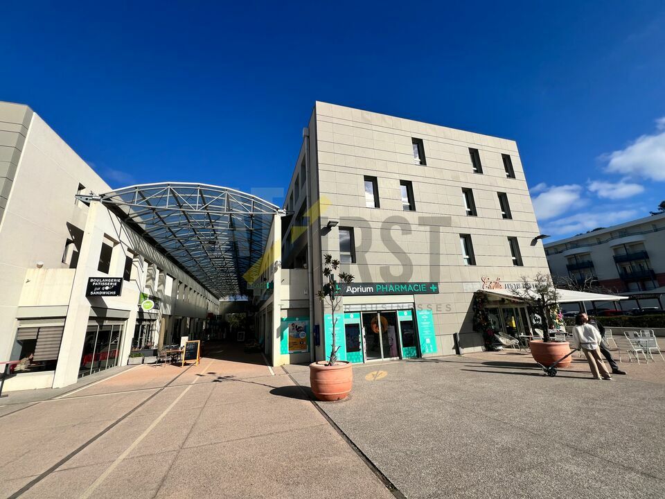 AT FIRST LOCATION-BUREAUX-BIOT-06