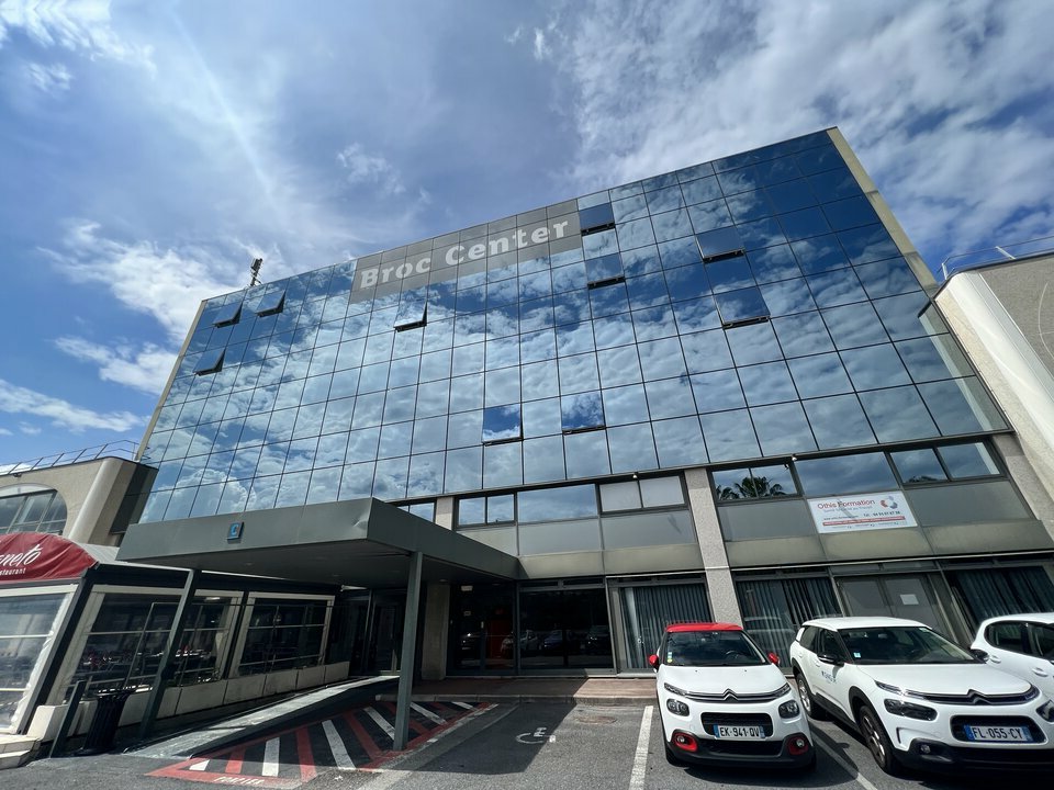AT FIRST LOCATION-BUREAUX-CARROS-06