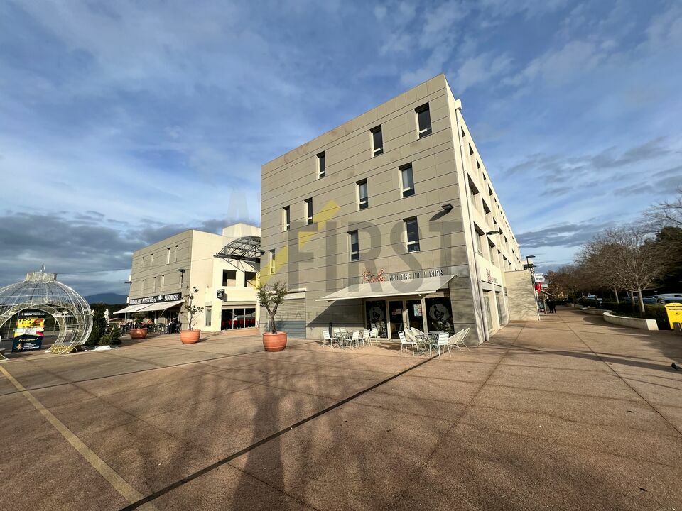 AT FIRST LOCATION-BUREAUX-BIOT-06