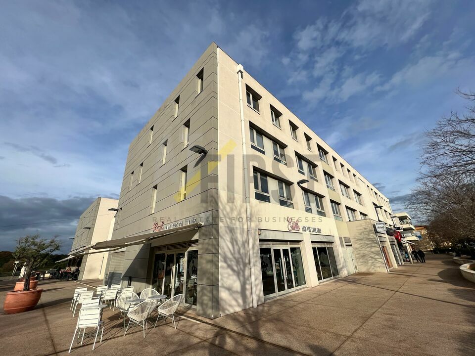 AT FIRST LOCATION-BUREAUX-BIOT-06