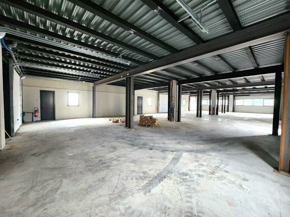 AZUREA COMMERCES   ENTREPRISES LOCATION-ENTREPOT-TOURRETTES-83