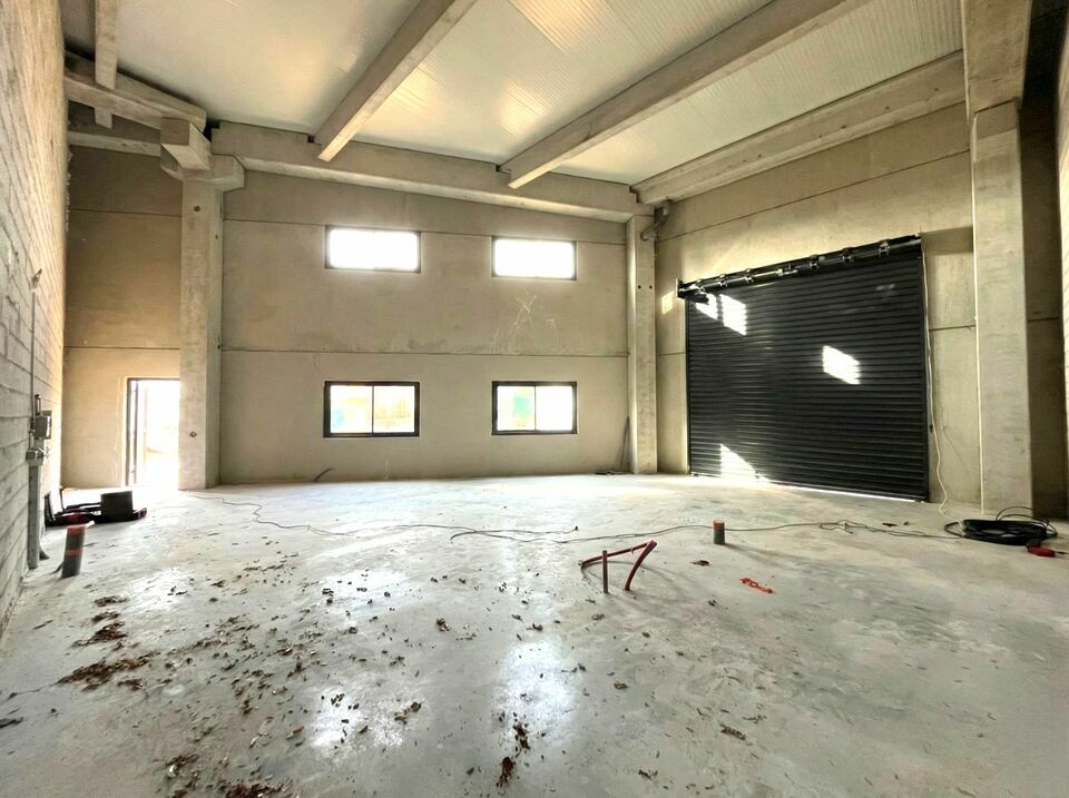 AZUREA COMMERCES   ENTREPRISES LOCATION-ENTREPOT-MONTAUROUX-83