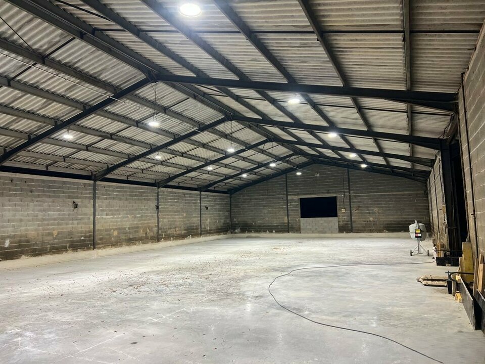 AZUREA COMMERCES   ENTREPRISES LOCATION-ENTREPOT-LE_CANNET_DES_MAURES-83