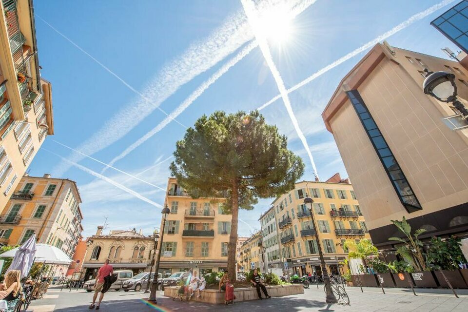 AZUREA COMMERCES   ENTREPRISES CESSION-LOCAL COMMERCIAL-NICE-06