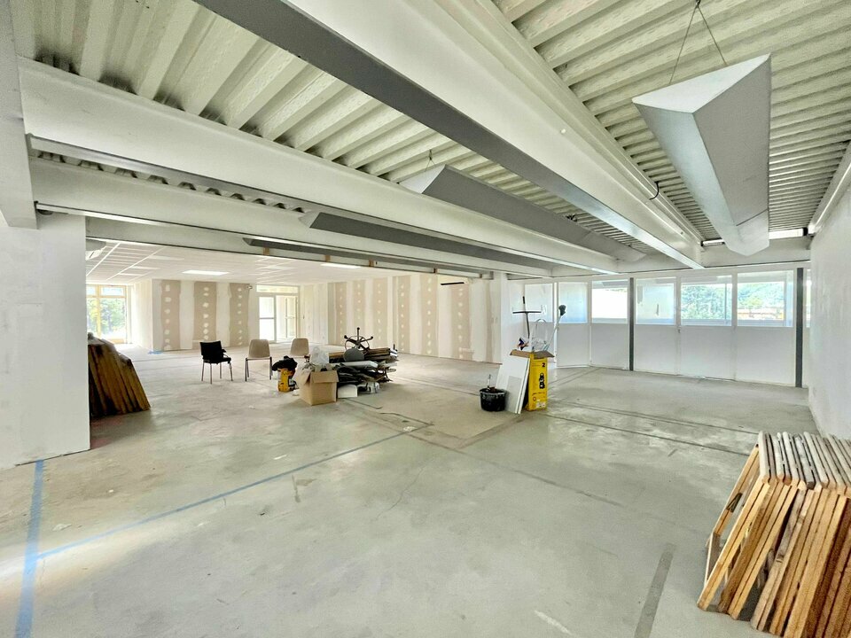 AZUREA COMMERCES   ENTREPRISES LOCATION-BUREAUX-MONTAUROUX-83