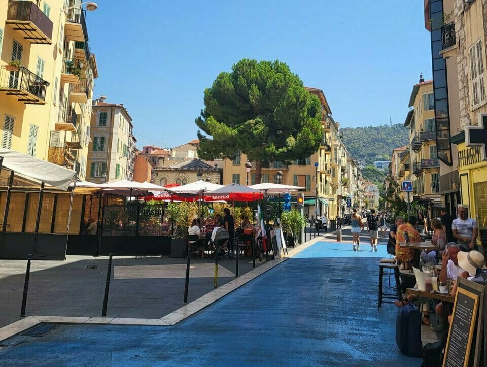 AZUREA COMMERCES   ENTREPRISES CESSION-LOCAL COMMERCIAL-NICE-06