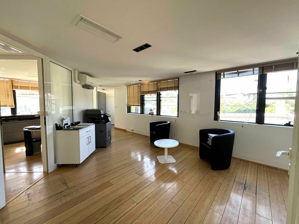 AZUREA COMMERCES   ENTREPRISES LOCATION-BUREAUX-SAINT_RAPHAEL-83