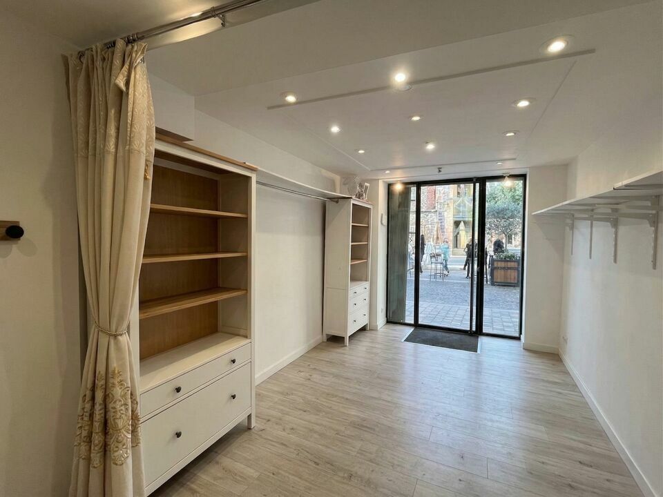 AZUREA COMMERCES   ENTREPRISES LOCATION-LOCAL COMMERCIAL-FREJUS-83