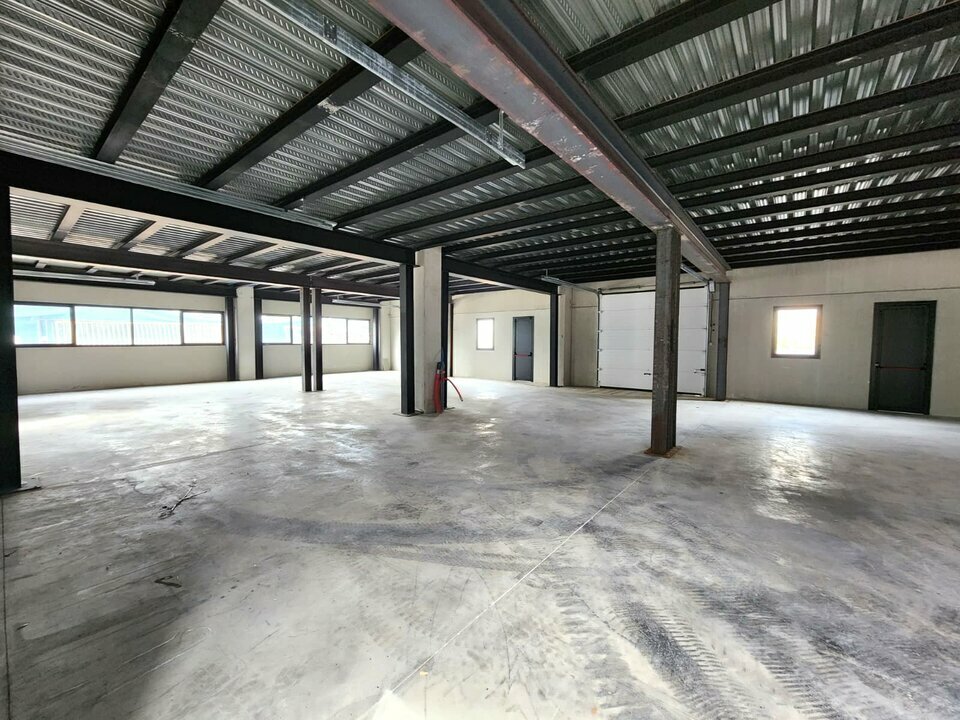 AZUREA COMMERCES   ENTREPRISES LOCATION-ENTREPOT-TOURRETTES-83