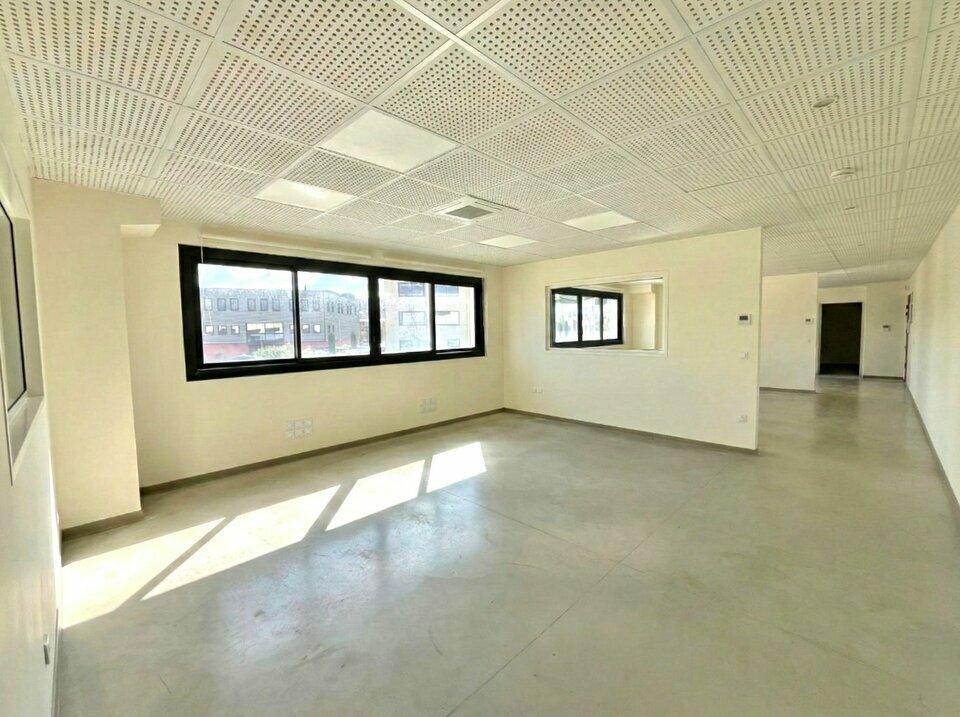 AZUREA COMMERCES   ENTREPRISES LOCATION-BUREAUX-FREJUS-83