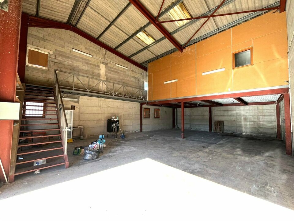 AZUREA COMMERCES   ENTREPRISES LOCATION-ENTREPOT-SAINT_RAPHAEL-83