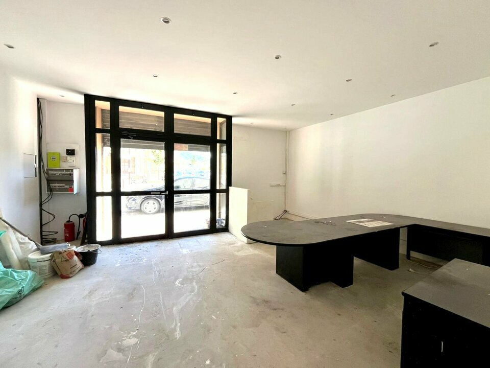 AZUREA COMMERCES   ENTREPRISES LOCATION-LOCAL COMMERCIAL-DRAGUIGNAN-83