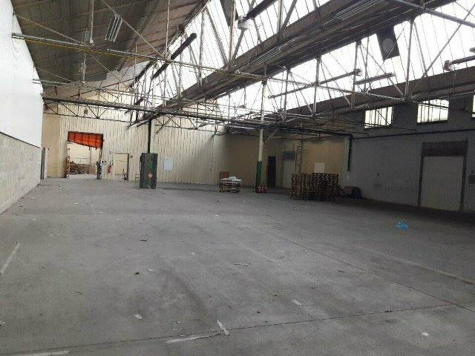 SAS VERSION LOCAL LOCATION-ENTREPOT-BELLEVILLE-69