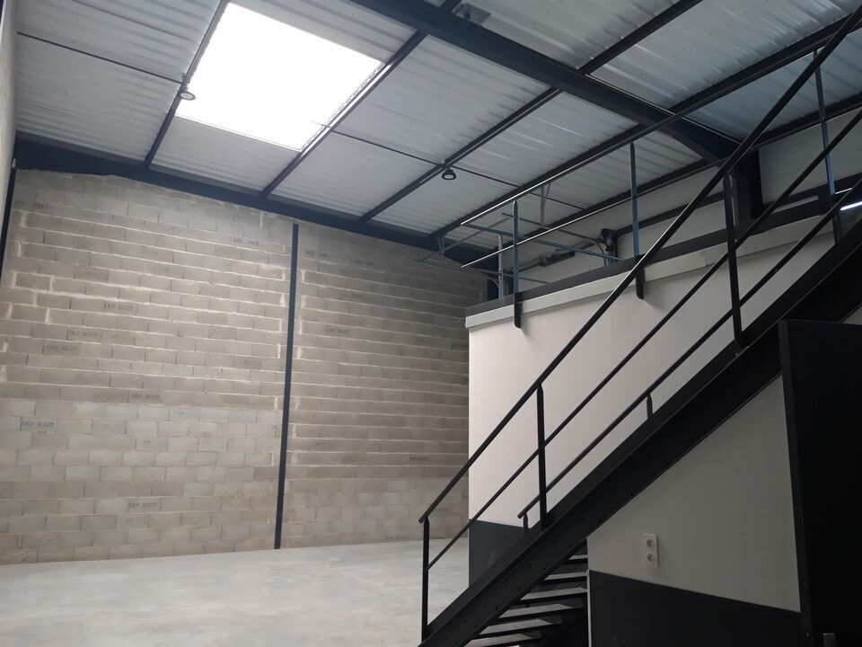 SAS VERSION LOCAL LOCATION-ENTREPOT-GENAY-69