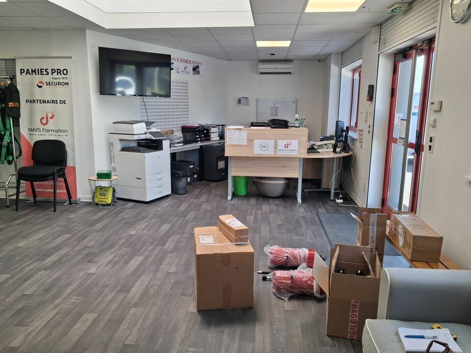 SAS VERSION LOCAL LOCATION-LOCAL D'ACTIVITE-GUEREINS-01